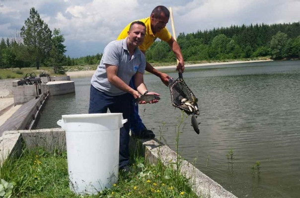 Спортски риболовци извршили порибљавање језера Алаговац