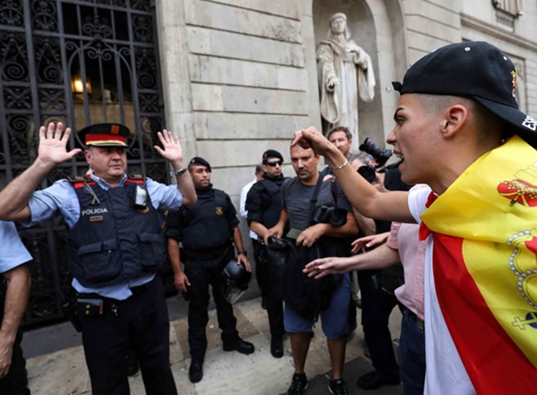 Каталонија пред сутрашњи референдум, полиција затворила већину гласачких мјеста