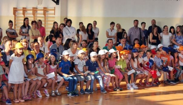Svečanom priredbom poželjeli dobrodošlicu đacima prvacima (FOTO)