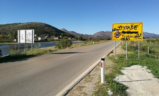 Усташки симболи на саобраћајној табли у Требињу