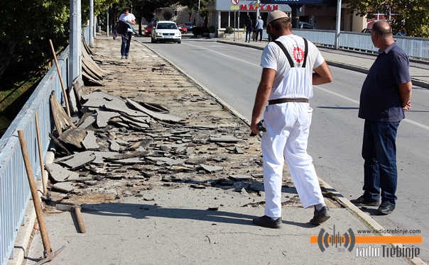 Умјесто дотрајалог, ливени асфалт: Мост Ива Андрића због санације тротоара затворен за саобраћај