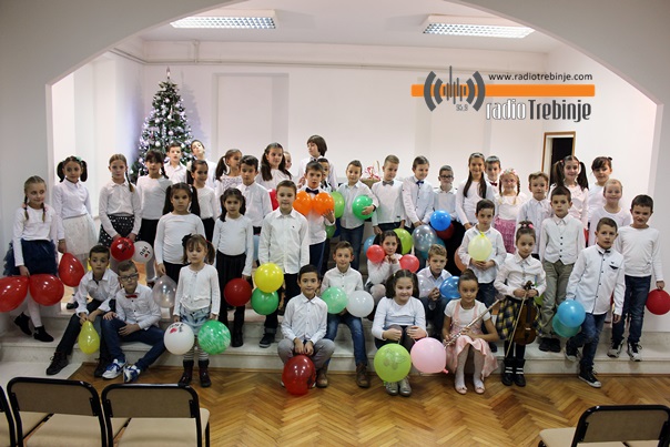 Nikoljdanski koncert najmlađih učenika Muzičke škole (FOTO)