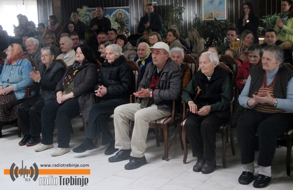 Дом пензионера Требиње: УЗ ОСМИЈЕХ НА ЛИЦУ И СУЗЕ РАДОСНИЦЕ УЖИВАЛИ У ЗАБАВНОМ ПРОГРАМУ