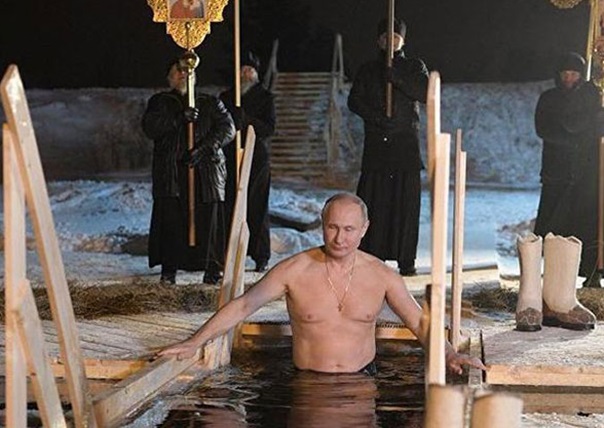 Поводом Богојављења, Путин се окупао у леденом језеру