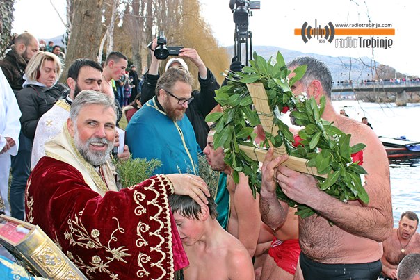 Сутра Богојављење: У хладну Требишњицу по Часни крст