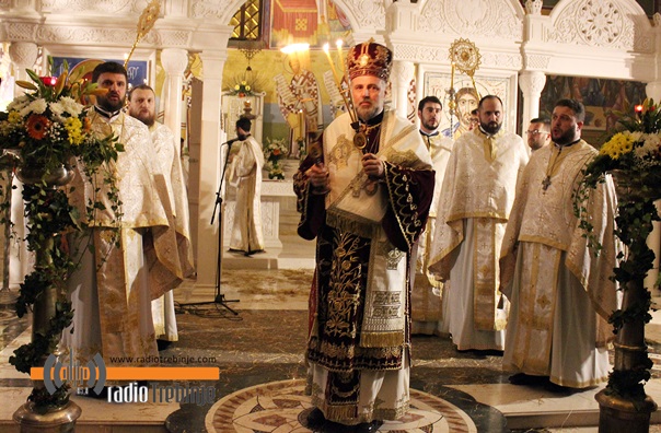 ХРИСТОС СЕ РОДИ! Поноћном литургијом у најрадоснији хришћански празник