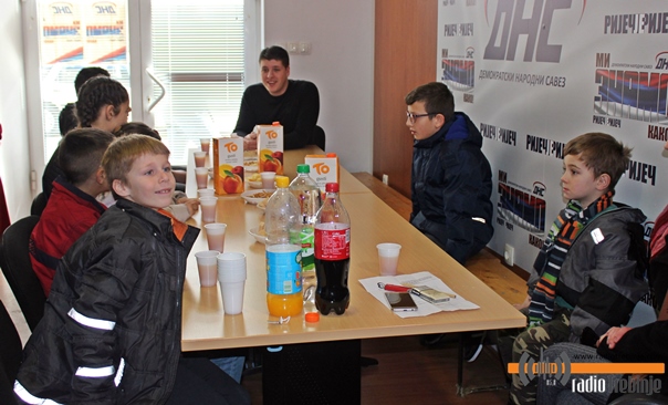 Млади ДНС-а подијели пакетиће малишанима из социјално угрожених породица