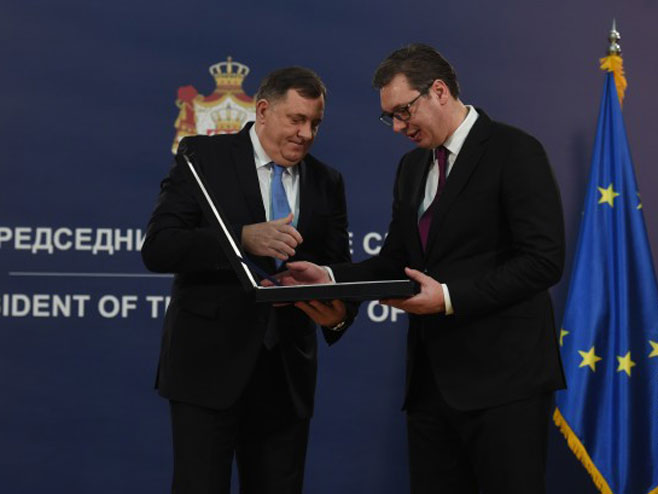 Додик одликовао Вучића орденом Републике Српске на огрлици