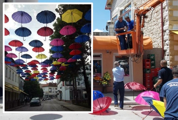 Гацко добило улицу шарених кишобрана