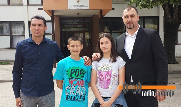 Дјеца правилно одлажу отпад у контејнере за рециклажу