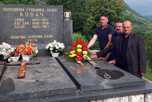 Борци на гробу свог команданта
