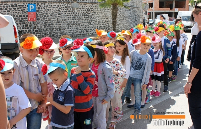 Цвјетни караван на улицама Требиња (ФОТО)