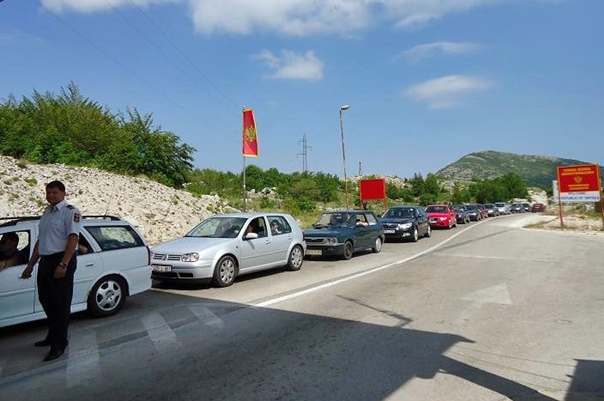 Вишесатне обуставе саобраћаја на граничном прелазу Зупци