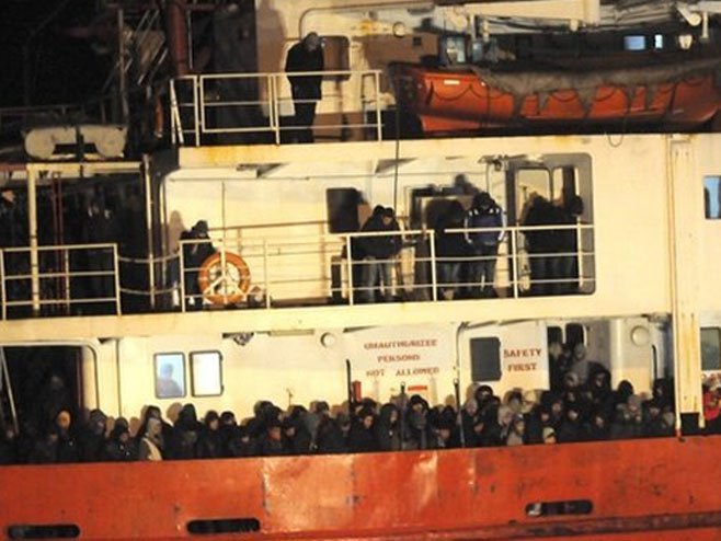 Брод са 629 миграната нема гдје да пристане