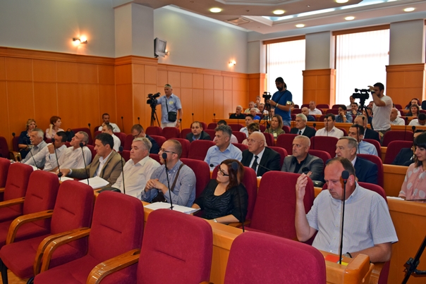 Опозиција из протеста сјела на мјеста одборика позиције - након гласања удаљени са скупштинског засједања