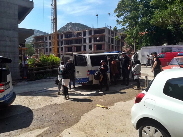 У Гацку пронађено 19 миграната, међу њима и три бебе