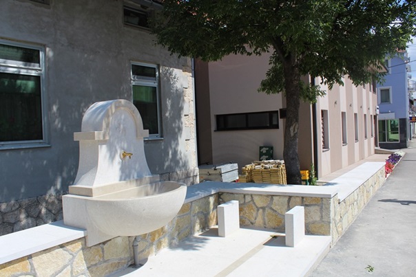 Нова јавна чесма украсила улицу Цара Душана