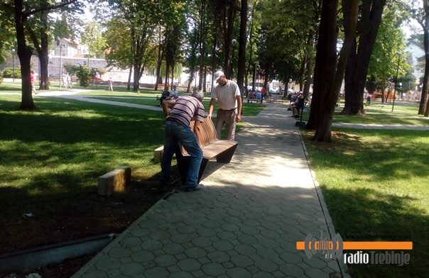 Нови мобилијар у требињском парку