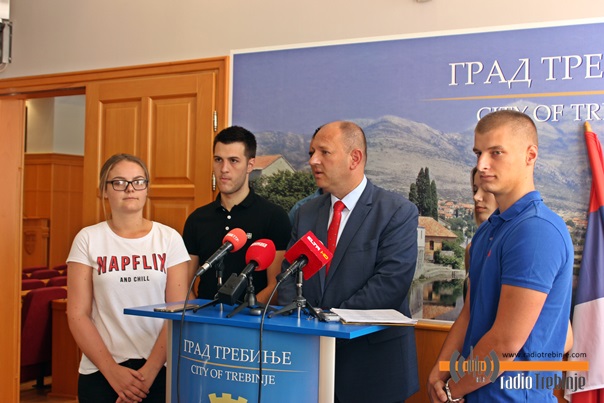 Град Требиње финансира дефицитарна занимања: Потписани уговори о стипендирању 56 бруцоша
