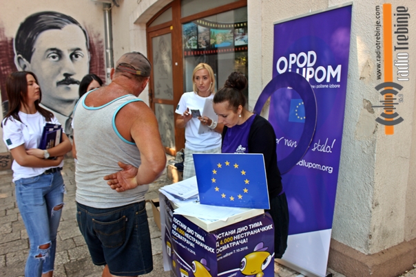 Улична акција у Требињу: Kоалиција “Под лупом” позвала грађане на нестраначко посматрање Општих избора