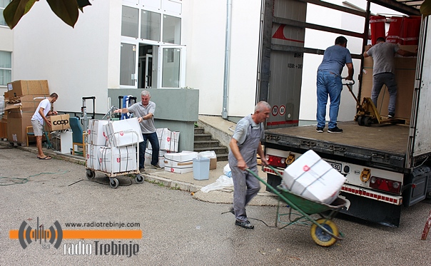 Нова акција породице Алексић: Из Швајцарске стигла два шлепера опреме за требињску Болницу