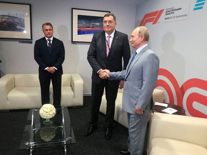 Putin stavio značku sa zastavom Srpske za rever i poželio Dodiku uspjeh na izborima