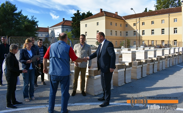 Велики подстрек за пчеларе почетнике: ПОДИЈЕЉЕНО ЈОШ 20 ПЧЕЛАРСКИХ ПАКЕТА
