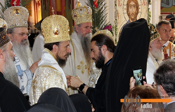 Владика Димитрије уведен на архипастирски трон (ФОТО)