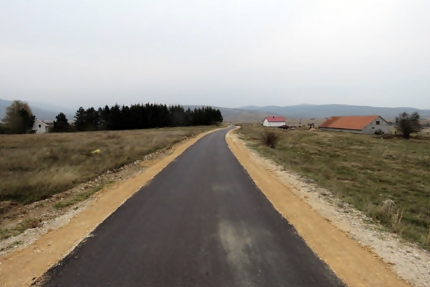 ОПШТИНА НЕВЕСИЊЕ ЗАВРШАВА РЕКОНСТРУКЦИЈУ И САНАЦИЈУ САОБРАЋАЈНИЦА