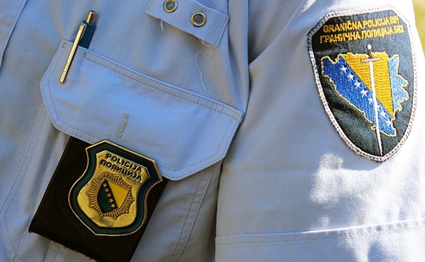 Шверцер цигарета нанио тјелесне повреде полицајцима код Гацка