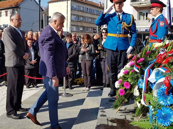 Служен парастос и положени вијенци на Споменик слободе у Невесињу