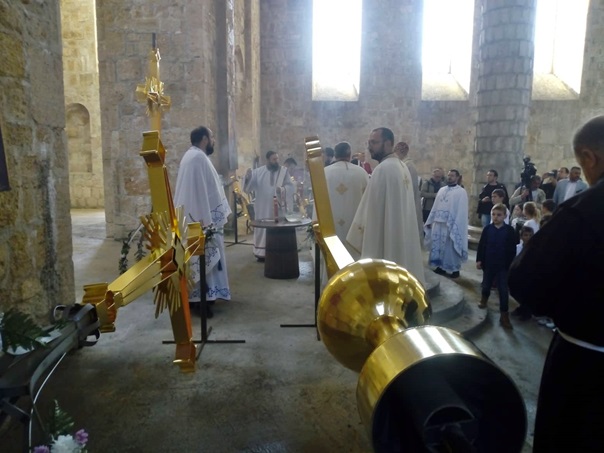 Освештани златни крстови на куполама Саборног храма Свете Тројице (ФОТО)