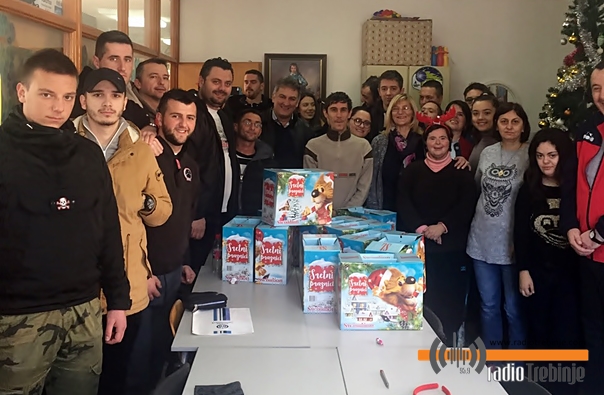 ДЕЛИЈЕ даривале пакетиће дјеци са посебним потребама