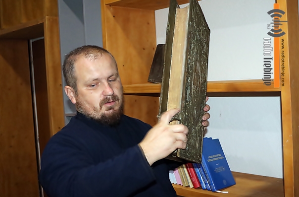 NAJVIŠE STARIH I RARITETNIH IZDANJA: Ljubinjski paroh Saša Kojović obnavlja parohijsku biblioteku