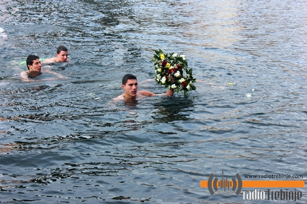 Никола Телебак први допливао до Часног крста
