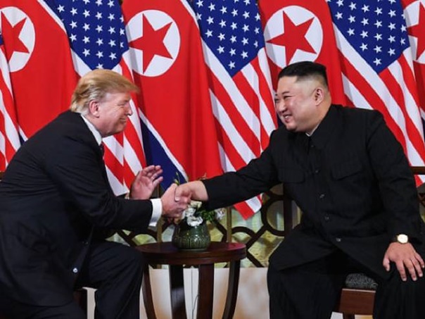 Трамп и Ким се послије другог састанка вратили у хотеле, сутра наставак разговора