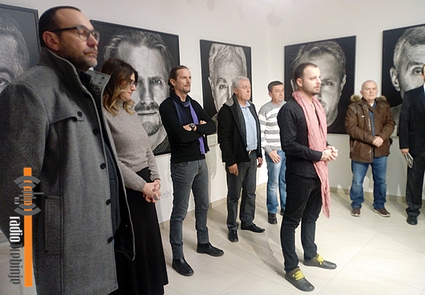 ЖРТВЕ РАТА А ХЕРОЈИ МИРА: Изложба фотографија ЛИЧНО у Требињу