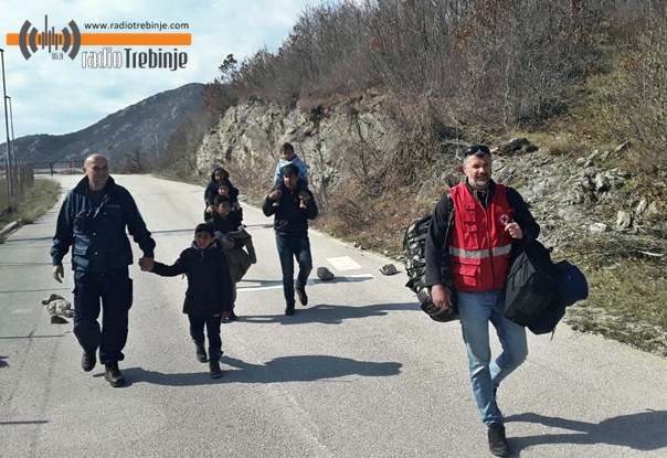 Октривена већа група миграната међу којима има и мале дјеце и трудница