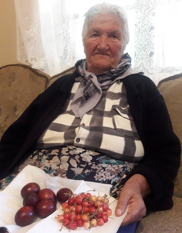 Црвене трешње и васкршња јаја