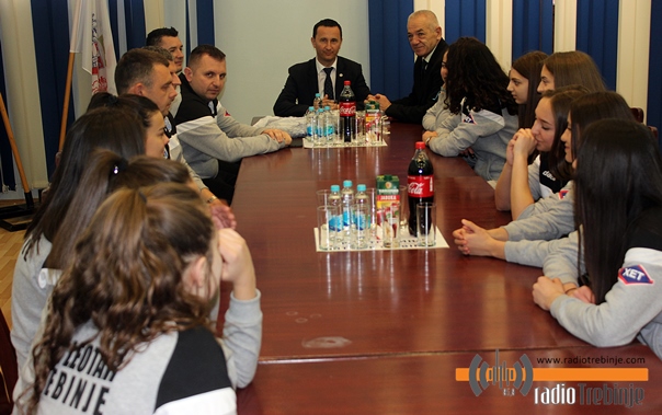ПРИЈЕМ ЗА ОДБОЈКАШИЦЕ ЛЕОТАРА: Исписале нову страницу историје требињског спорта