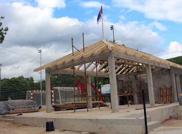 Билећки омладинци граде дјечије игралиште и љетниковац