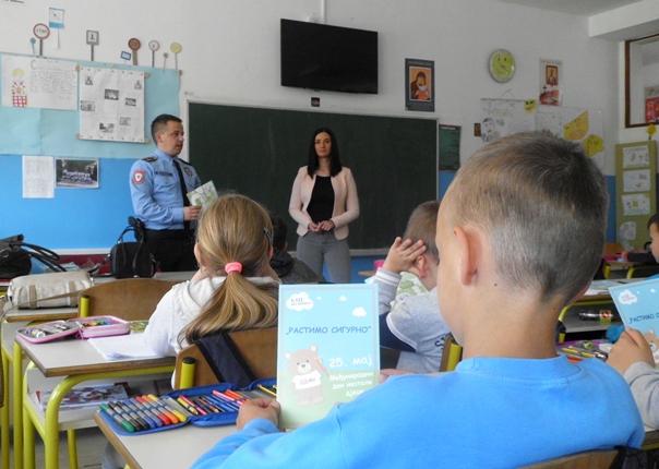 Кампања „Растимо сигурно“: Требињски основци упознати са опасностима од педофилије и игра без надзора