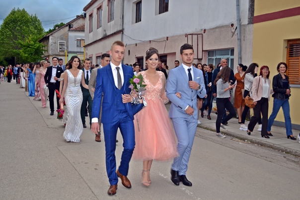 Матурско вече у Љубињу