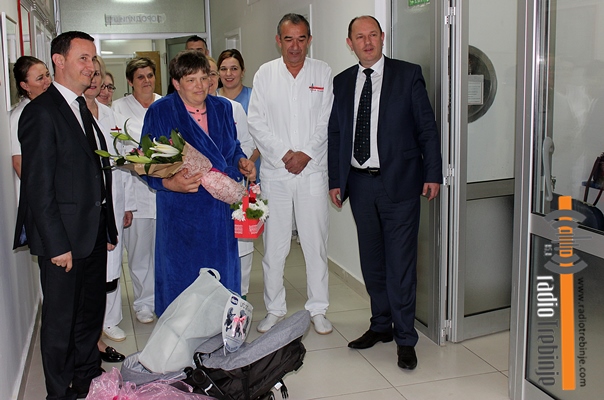 Даровали мајку осмог дјетета: Од Додика - дјечија колица