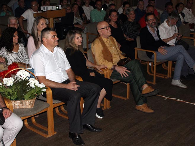 Публици се представили Аница Добра и Ирфан Менсур