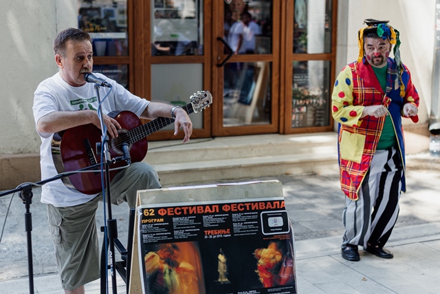 МУЗИЧКИ И СЦЕНСКИ ПЕРФОРМАНСИ ОЖИВЈЕЛИ УЛИЦЕ