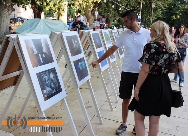 Годишња КЛУПСКА ИЗЛОЖБА фотографија украсила корзо