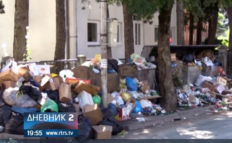 Комуналци у Гацку у штрајку, град затрпан отпадом