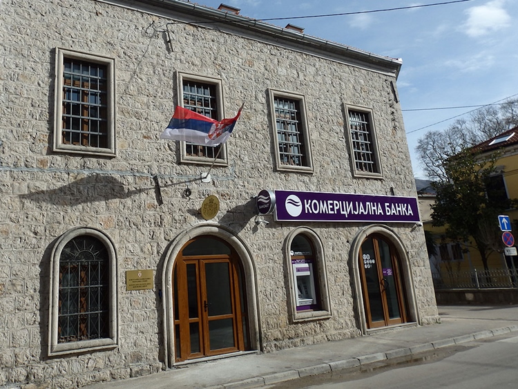 Влада Србије стипендира Србе у региону