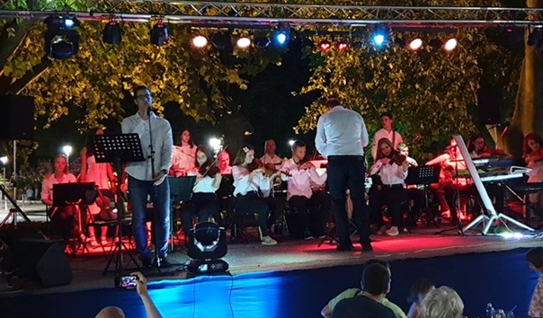 Orkestar Gimnazije i Matija Tučić nastupili pod platanima